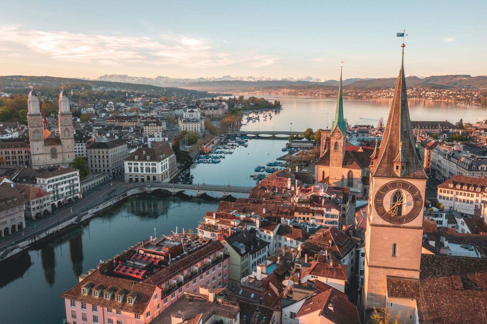 The Limmat river flowing into Zürichsee (Lake Zürich). Author Henrique Ferreira (unsplash.com/@rickpsd)